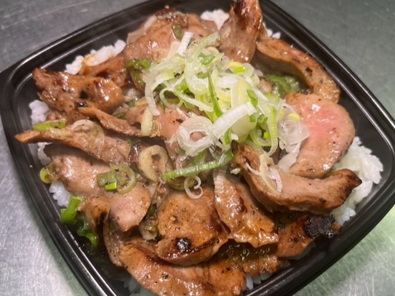 炙り厚切りねぎだれ塩豚たん丼